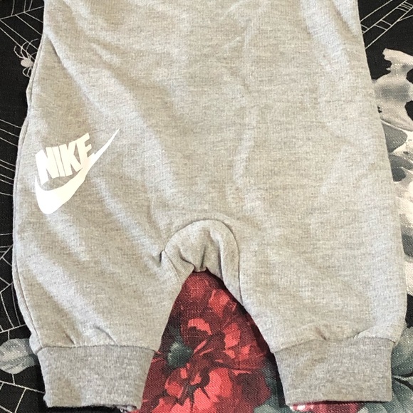 NIKE AIR ZIP UP HOODIE KIDS ROMPER NEWBORN 0-3M - Picture 10 of 11